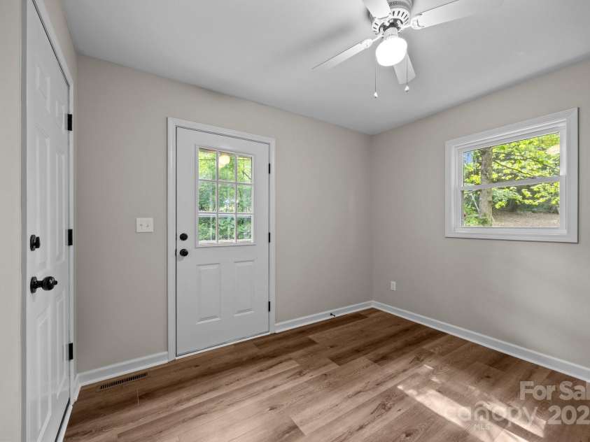 16 Lake Forest Lane, Hendersonville, NC 28739.  MLS# CAR4258003, YatesRealty ID 18815. 