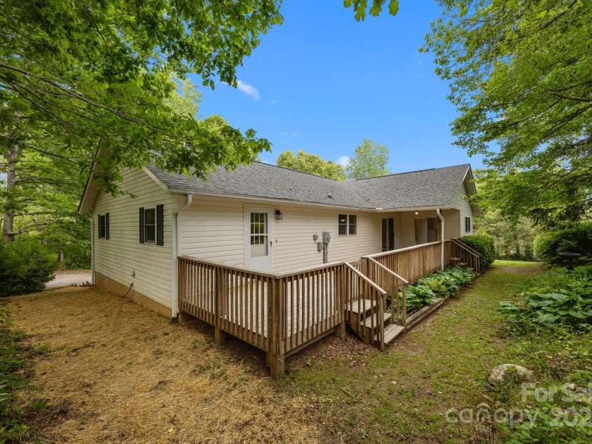 16 Lake Forest Lane, Hendersonville, NC 28739.  MLS# CAR4258003, YatesRealty ID 18815. 