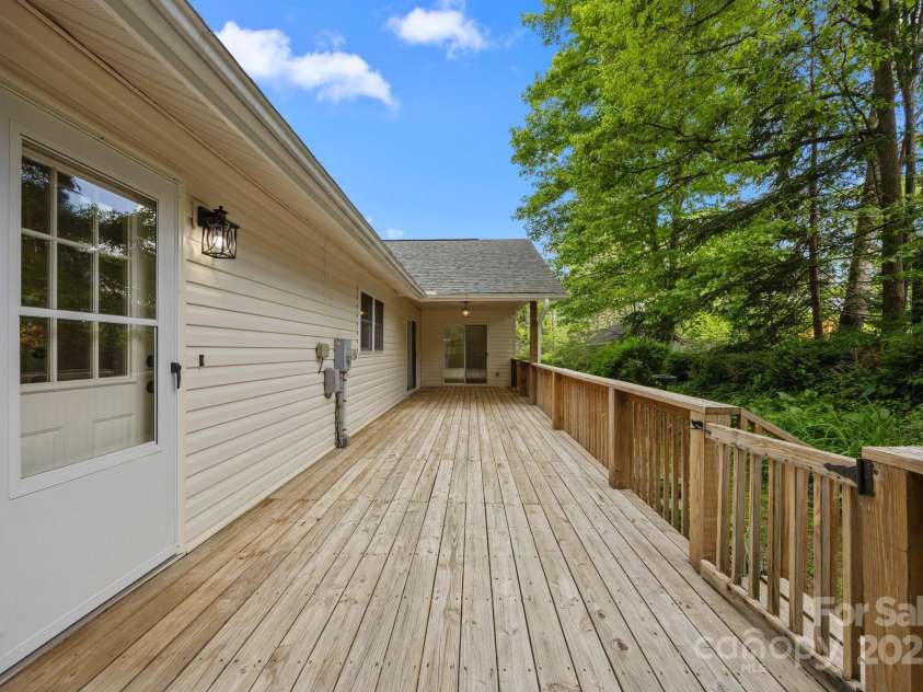 16 Lake Forest Lane, Hendersonville, NC 28739.  MLS# CAR4258003, YatesRealty ID 18815. 