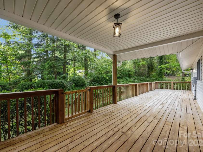16 Lake Forest Lane, Hendersonville, NC 28739.  MLS# CAR4258003, YatesRealty ID 18815. 