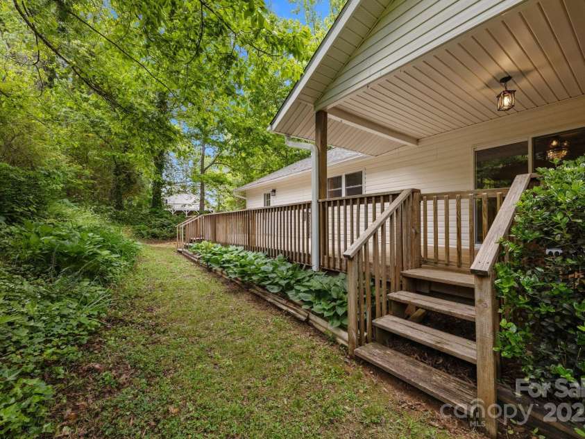 16 Lake Forest Lane, Hendersonville, NC 28739.  MLS# CAR4258003, YatesRealty ID 18815. 