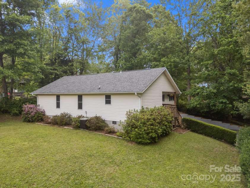 16 Lake Forest Lane, Hendersonville, NC 28739.  MLS# CAR4258003, YatesRealty ID 18815. 