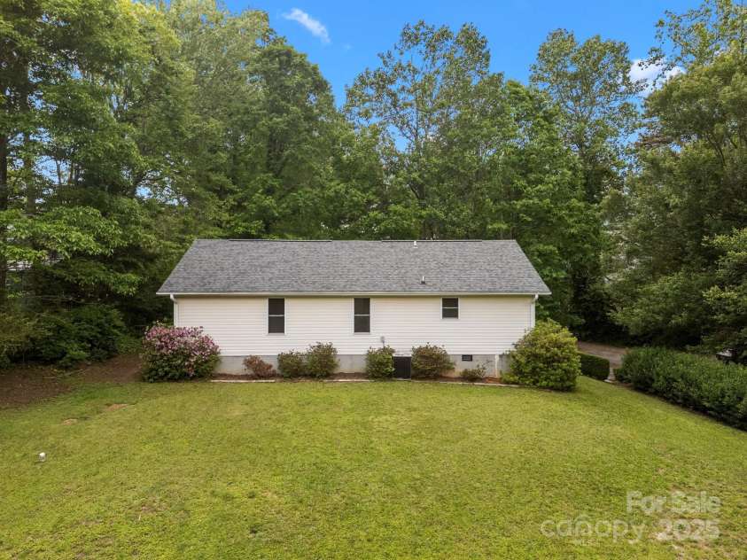 16 Lake Forest Lane, Hendersonville, NC 28739.  MLS# CAR4258003, YatesRealty ID 18815. 