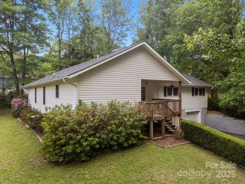 16 Lake Forest Lane, Hendersonville, NC 28739.  MLS# CAR4258003, YatesRealty ID 18815. 