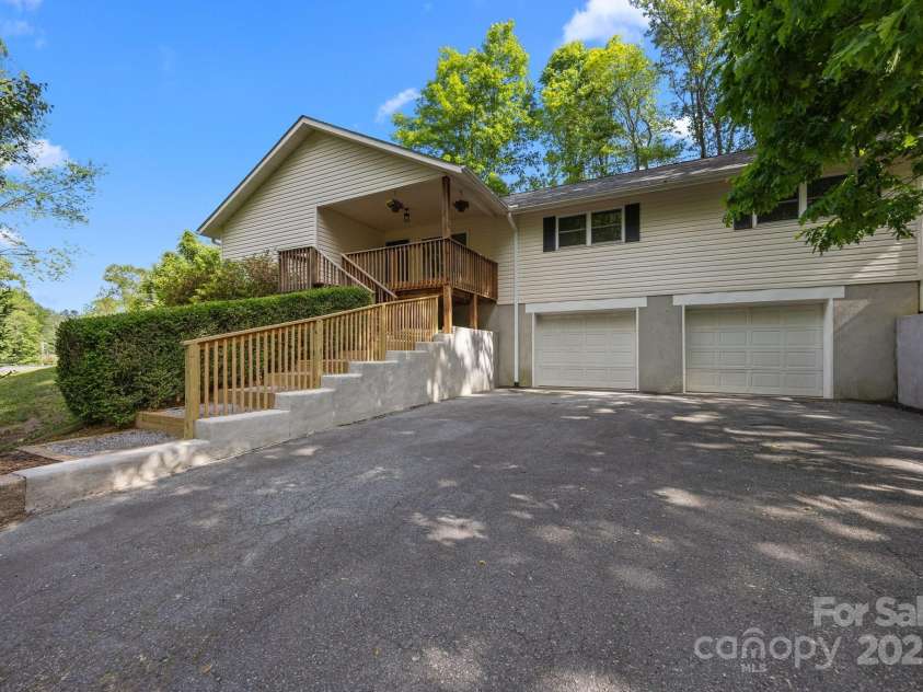 16 Lake Forest Lane, Hendersonville, NC 28739.  MLS# CAR4258003, YatesRealty ID 18815. 