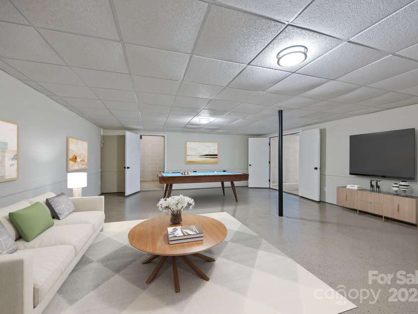 16 Lake Forest Lane, Hendersonville, NC 28739.  MLS# CAR4258003, YatesRealty ID 18815. 