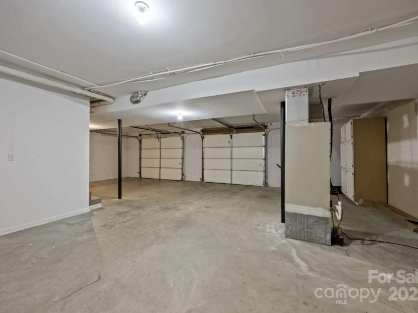 16 Lake Forest Lane, Hendersonville, NC 28739.  MLS# CAR4258003, YatesRealty ID 18815. 