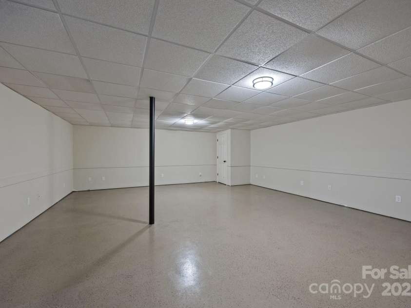 16 Lake Forest Lane, Hendersonville, NC 28739.  MLS# CAR4258003, YatesRealty ID 18815. 