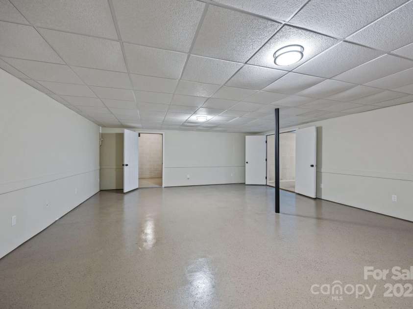 16 Lake Forest Lane, Hendersonville, NC 28739.  MLS# CAR4258003, YatesRealty ID 18815. 