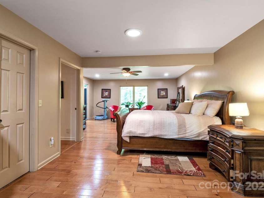 97 Ballantree Drive, Asheville, NC 28803.  MLS# CAR4231911, YatesRealty ID 18818. Spacious primary suite on the main level with walk-in closet and en-suite bath.