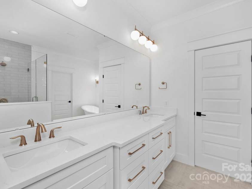 1817 Mint Street, Charlotte, NC 28203.  MLS# CAR4230999, YatesRealty ID 1882. Primary bathroom