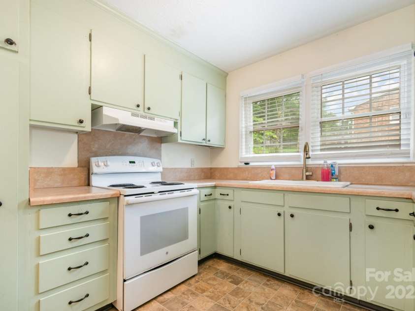 302 Kimberlee Drive, Shelby, NC 28152.  MLS# CAR4248743, YatesRealty ID 18820. 