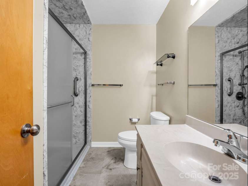 60 Vista View Court, Etowah, NC 28729.  MLS# CAR4217960, YatesRealty ID 18822. Newly Updated Full Bath