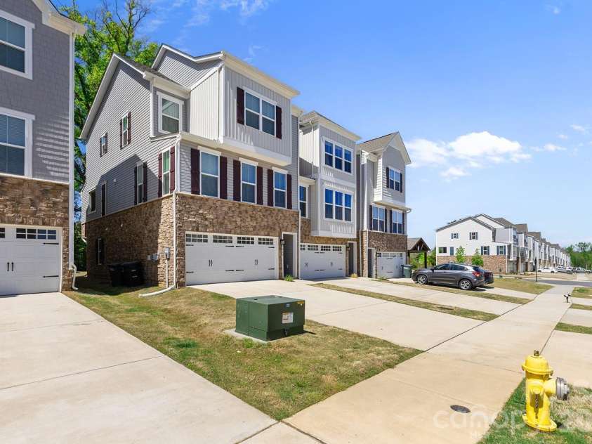 9866 Oaklawn Boulevard, Huntersville, NC 28078.  MLS# CAR4368948, YatesRealty ID 18824. 