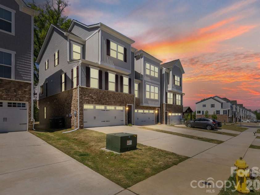 9866 Oaklawn Boulevard, Huntersville, NC 28078.  MLS# CAR4368948, YatesRealty ID 18824. 