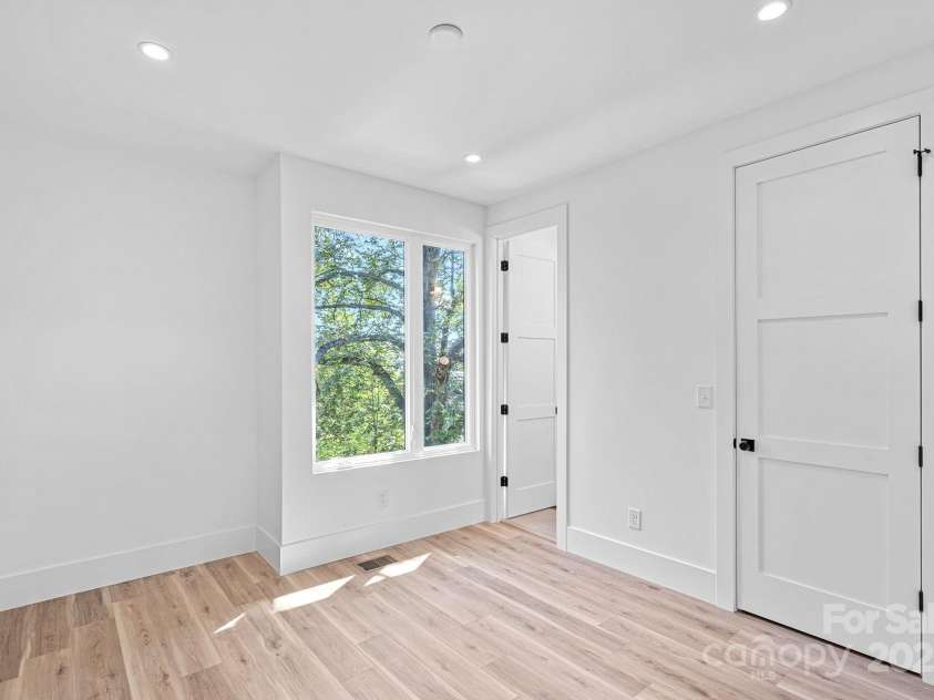 209 Keswick Avenue, Charlotte, NC 28206.  MLS# CAR4269621, YatesRealty ID 18827. 