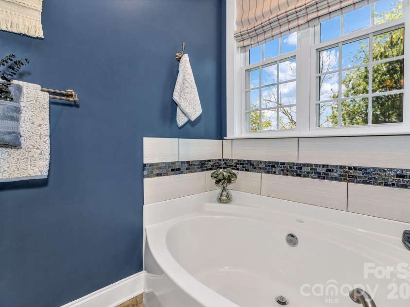 213 Nut Hatch Loop, Arden, NC 28704.  MLS# CAR4366811, YatesRealty ID 18827. Primary En Suite