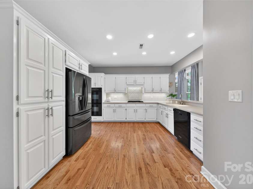 3336 Colvard Park Way, Charlotte, NC 28269.  MLS# CAR4368461, YatesRealty ID 18831. Chef's Kitchen