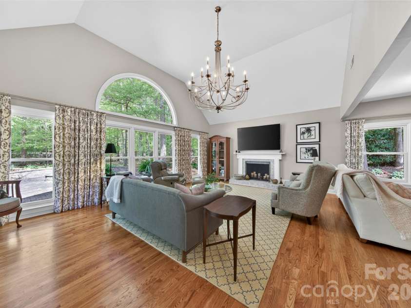 3336 Colvard Park Way, Charlotte, NC 28269.  MLS# CAR4368461, YatesRealty ID 18831. Wall of Windows