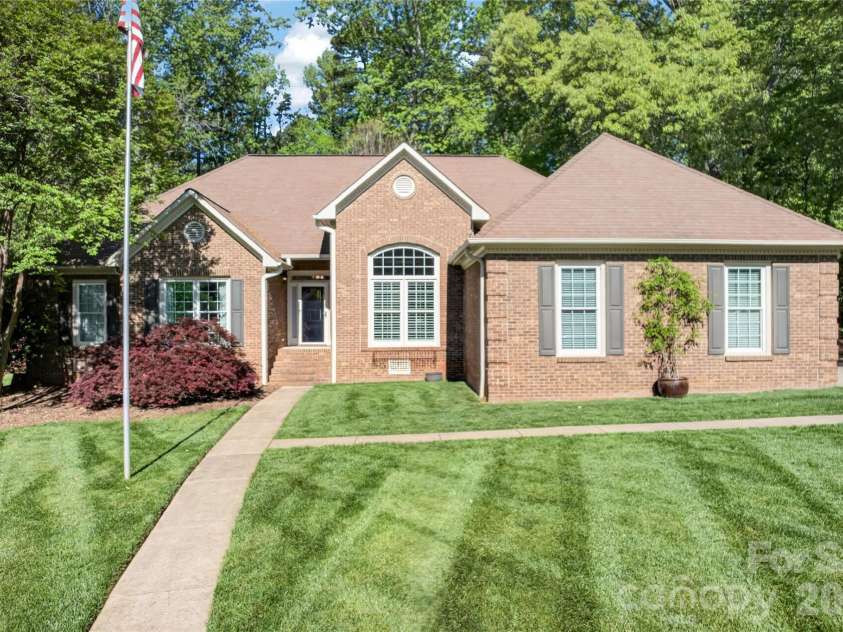 3336 Colvard Park Way, Charlotte, NC 28269.  MLS# CAR4368461, YatesRealty ID 18831. Welcome Home