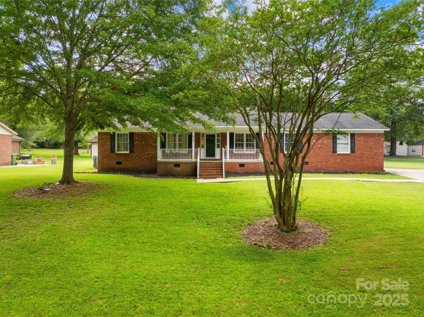 815 Lakeside Circle, Lancaster, SC 29720.  MLS# CAR4263042, YatesRealty ID 18832. 