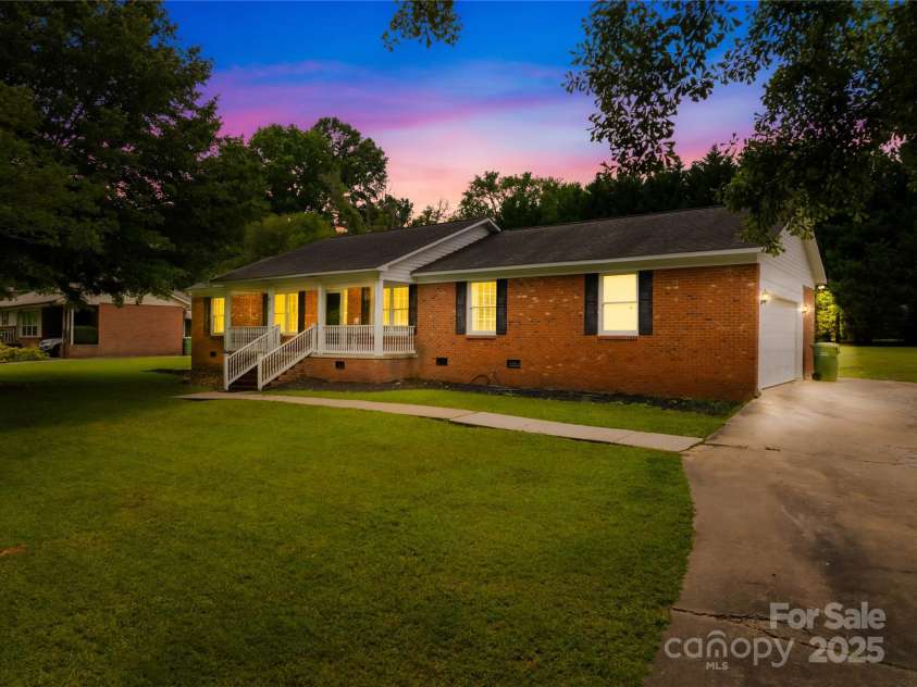 815 Lakeside Circle, Lancaster, SC 29720.  MLS# CAR4263042, YatesRealty ID 18832. 