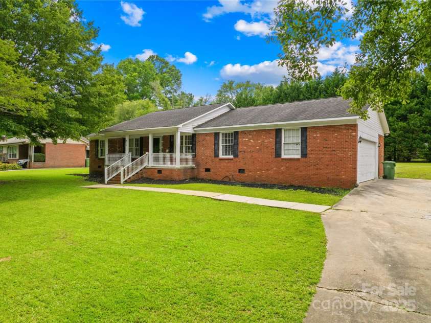 815 Lakeside Circle, Lancaster, SC 29720.  MLS# CAR4263042, YatesRealty ID 18832. 815 Lakeside Circle!