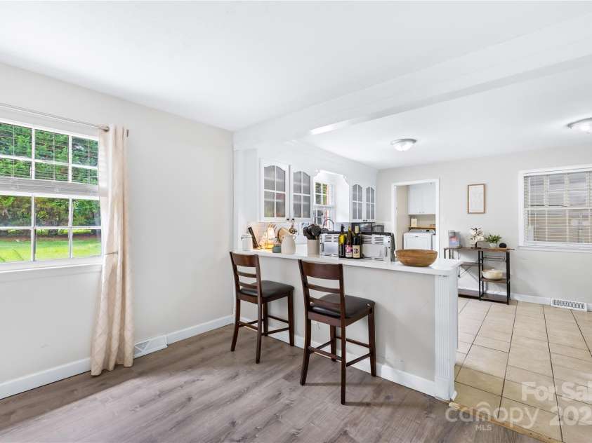 815 Lakeside Circle, Lancaster, SC 29720.  MLS# CAR4263042, YatesRealty ID 18832. Breakfast Bar