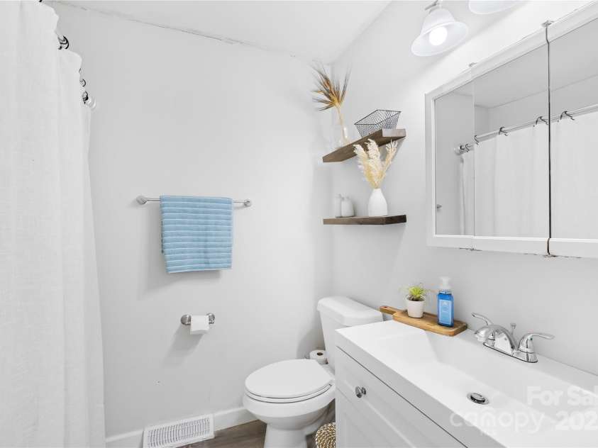 815 Lakeside Circle, Lancaster, SC 29720.  MLS# CAR4263042, YatesRealty ID 18832. Hall Bath