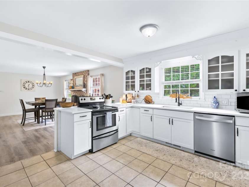 815 Lakeside Circle, Lancaster, SC 29720.  MLS# CAR4263042, YatesRealty ID 18832. Kitchen