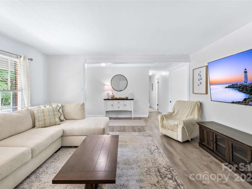 815 Lakeside Circle, Lancaster, SC 29720.  MLS# CAR4263042, YatesRealty ID 18832. Living Room