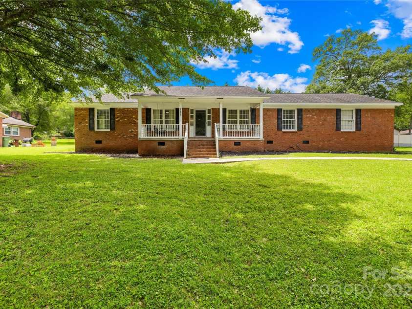 815 Lakeside Circle, Lancaster, SC 29720.  MLS# CAR4263042, YatesRealty ID 18832. Welcome Home!