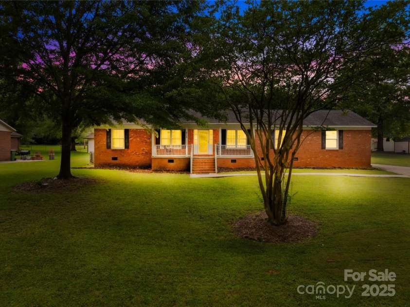 815 Lakeside Circle, Lancaster, SC 29720.  MLS# CAR4263042, YatesRealty ID 18832. Welcome Home Twilight