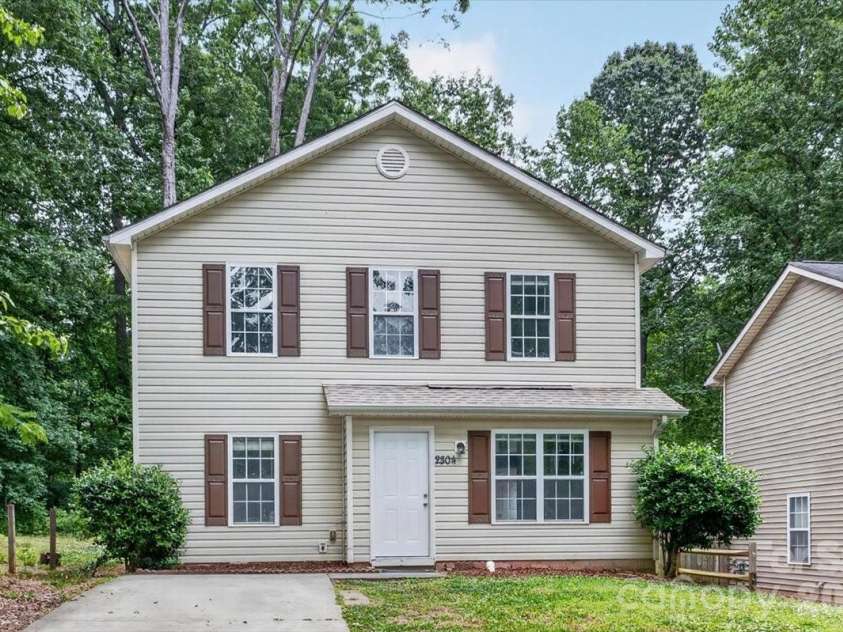 2304 Juniper Drive, Charlotte, NC 28269.  MLS# CAR4376071, YatesRealty ID 18833. 