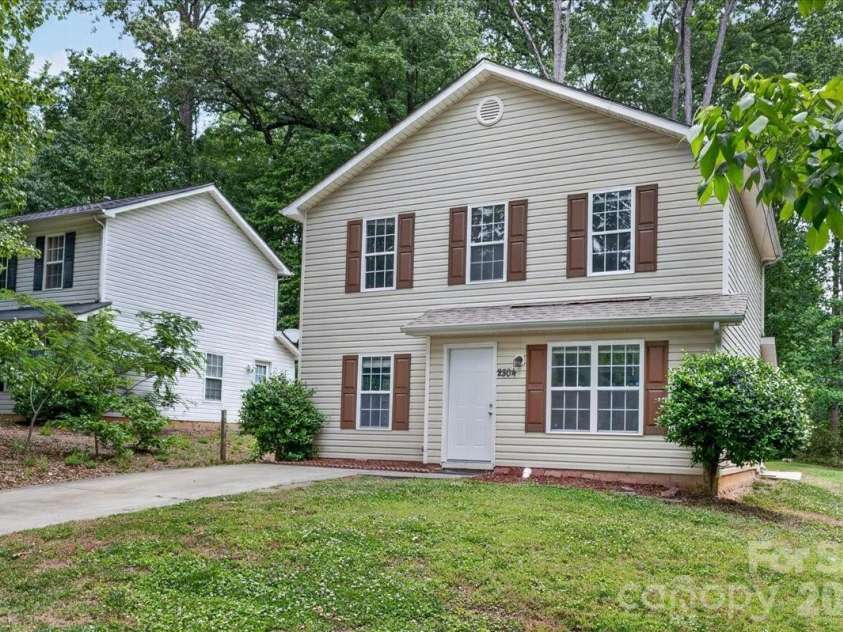 2304 Juniper Drive, Charlotte, NC 28269.  MLS# CAR4376071, YatesRealty ID 18833. 