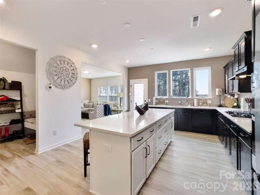 24089 Sailfish Drive, Lancaster, SC 29720.  MLS# CAR4357005, YatesRealty ID 18835. Island hub and breakfast bar