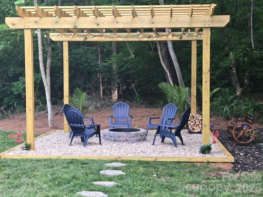 10405 Briarhurst Place, Mint Hill, NC 28227.  MLS# CAR4368724, YatesRealty ID 18837. 