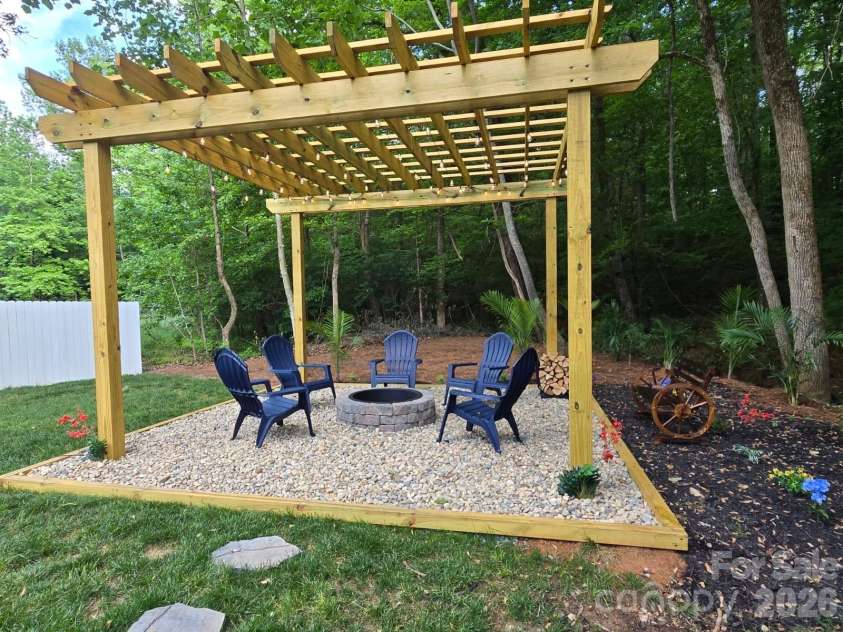 10405 Briarhurst Place, Mint Hill, NC 28227.  MLS# CAR4368724, YatesRealty ID 18837. 
