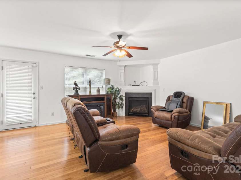 9236 Clifton Meadow Drive, Matthews, NC 28105.  MLS# CAR4268571, YatesRealty ID 18839. 