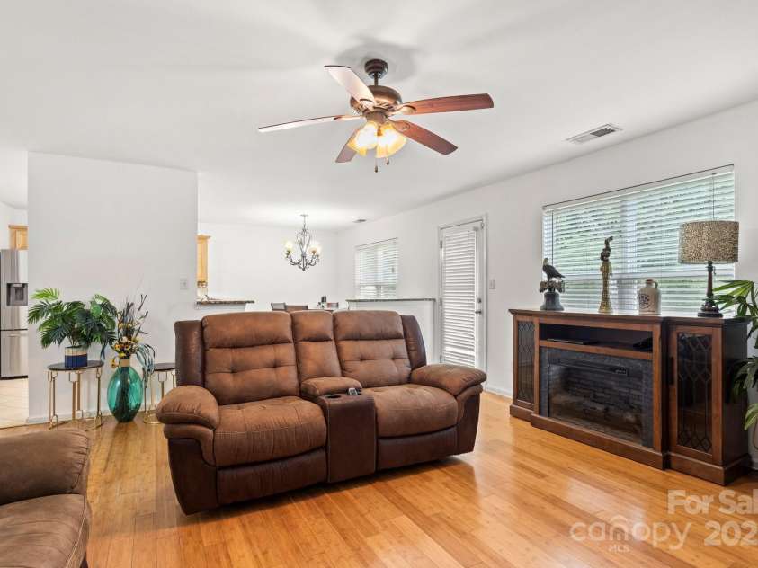 9236 Clifton Meadow Drive, Matthews, NC 28105.  MLS# CAR4268571, YatesRealty ID 18839. 