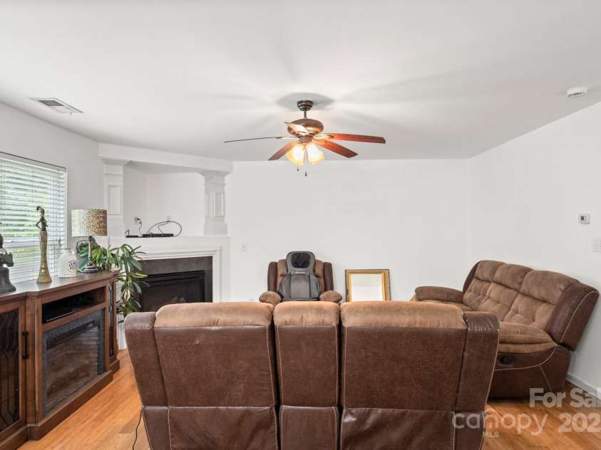 9236 Clifton Meadow Drive, Matthews, NC 28105.  MLS# CAR4268571, YatesRealty ID 18839. 