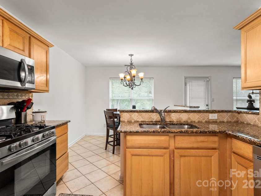 9236 Clifton Meadow Drive, Matthews, NC 28105.  MLS# CAR4268571, YatesRealty ID 18839. 