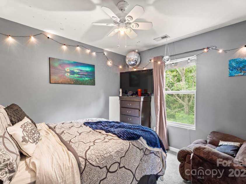 9236 Clifton Meadow Drive, Matthews, NC 28105.  MLS# CAR4268571, YatesRealty ID 18839. 