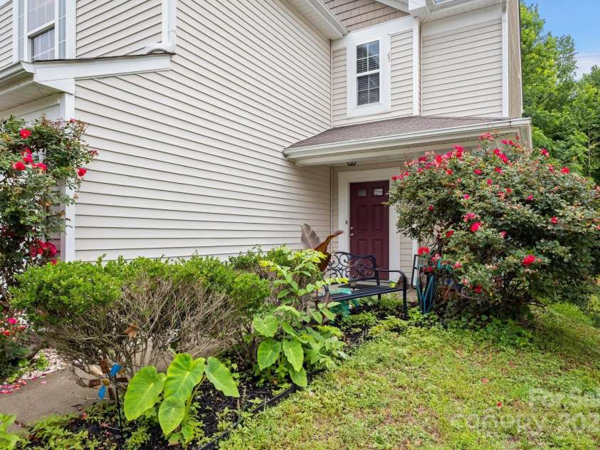 9236 Clifton Meadow Drive, Matthews, NC 28105.  MLS# CAR4268571, YatesRealty ID 18839. 