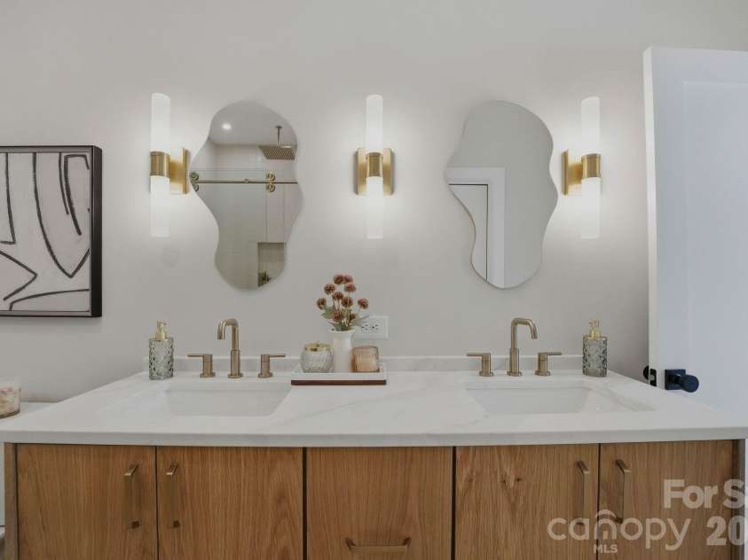 604 16th Street, Charlotte, NC 28206.  MLS# CAR4246923, YatesRealty ID 1884. Primary bathroom