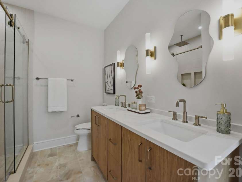 604 16th Street, Charlotte, NC 28206.  MLS# CAR4246923, YatesRealty ID 1884. Primary bathroom