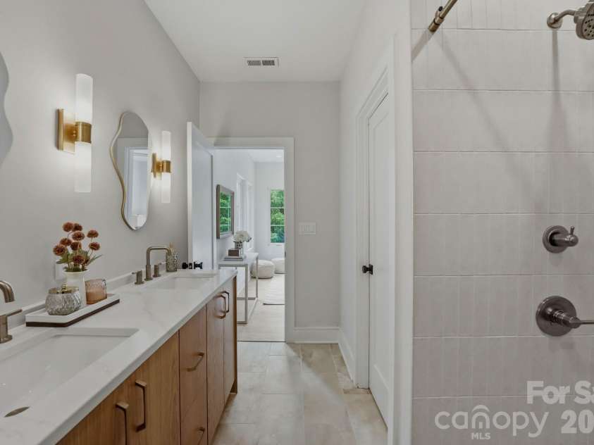 604 16th Street, Charlotte, NC 28206.  MLS# CAR4246923, YatesRealty ID 1884. Primary bathroom