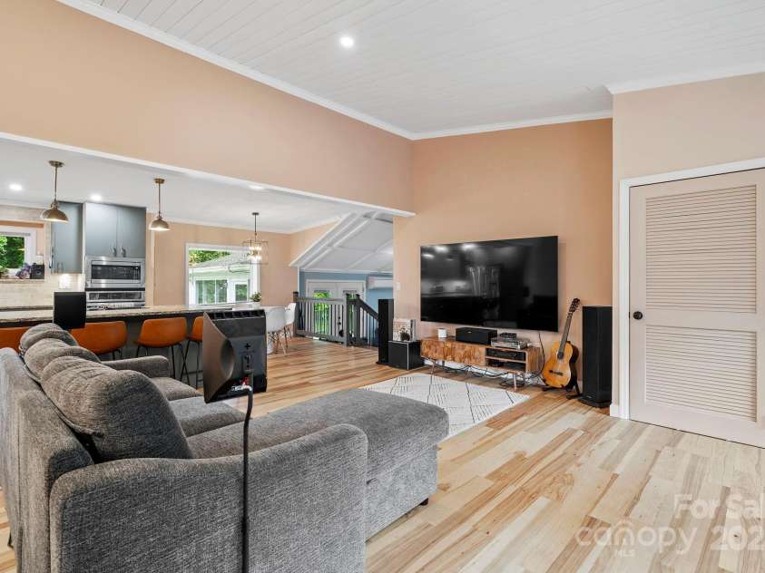 419 Blue Ridge Road, East Flat Rock, NC 28726.  MLS# CAR4269146, YatesRealty ID 18842. 