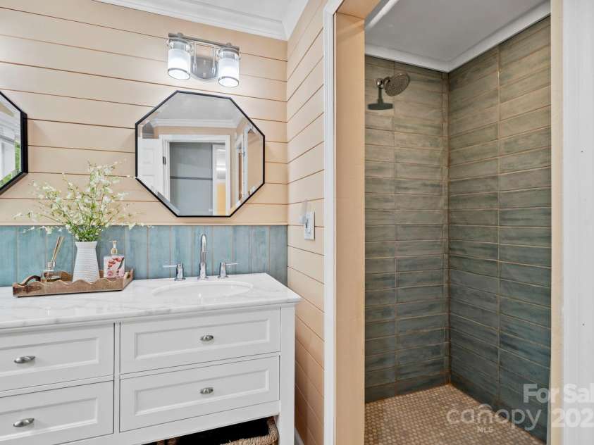 419 Blue Ridge Road, East Flat Rock, NC 28726.  MLS# CAR4269146, YatesRealty ID 18842. 