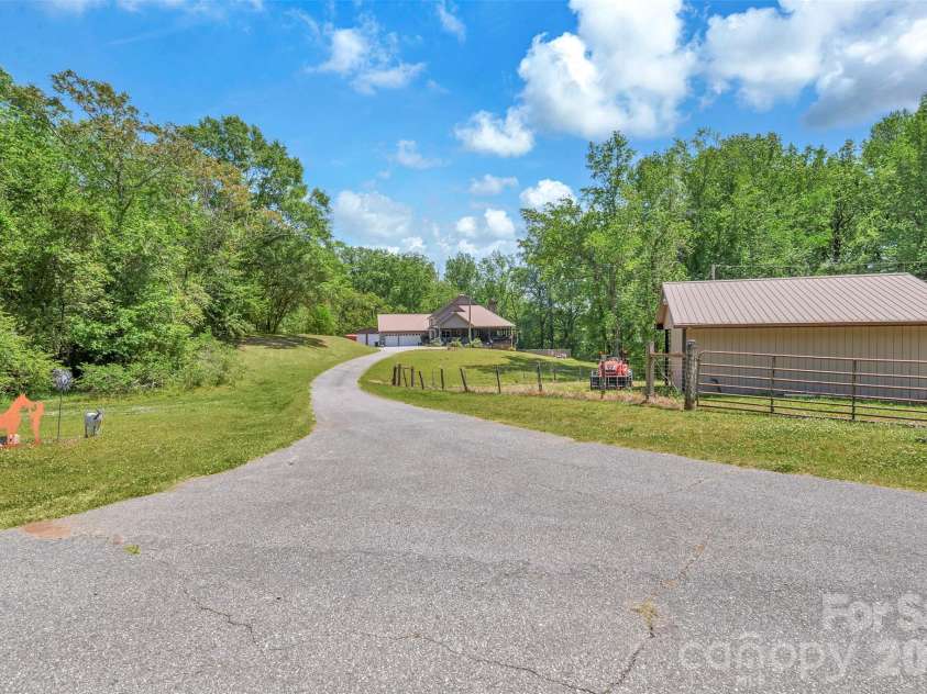 105 Winchester Drive, Shelby, NC 28152.  MLS# CAR4375983, YatesRealty ID 18850. Asphalt Driveway